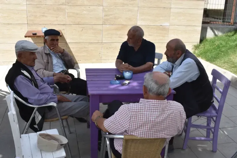Yozgat'ın yaşlı meydanı: kimisi sabah namazında kimisi akşam serinliğinde geliyor! 2