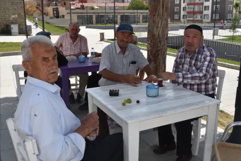 Yozgat'ın yaşlı meydanı: kimisi sabah namazında kimisi akşam serinliğinde geliyor! 3