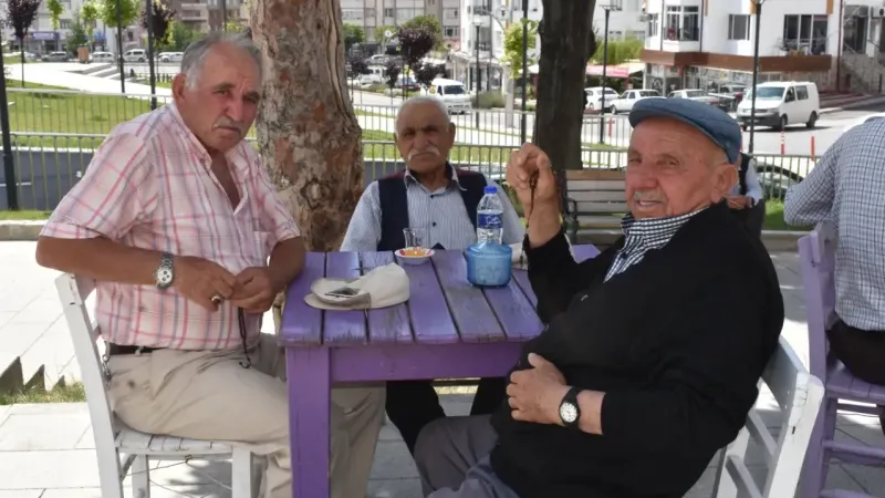 Yozgat'ın yaşlı meydanı: kimisi sabah namazında kimisi akşam serinliğinde geliyor! 16