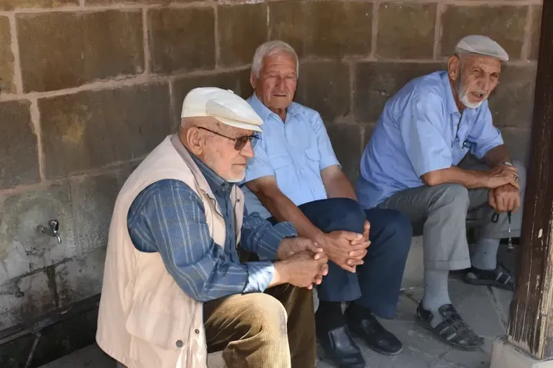 Yozgat'ın yaşlı meydanı: kimisi sabah namazında kimisi akşam serinliğinde geliyor! 6