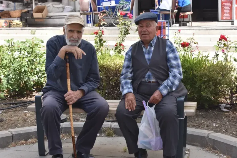 Yozgat'ın yaşlı meydanı: kimisi sabah namazında kimisi akşam serinliğinde geliyor! 8