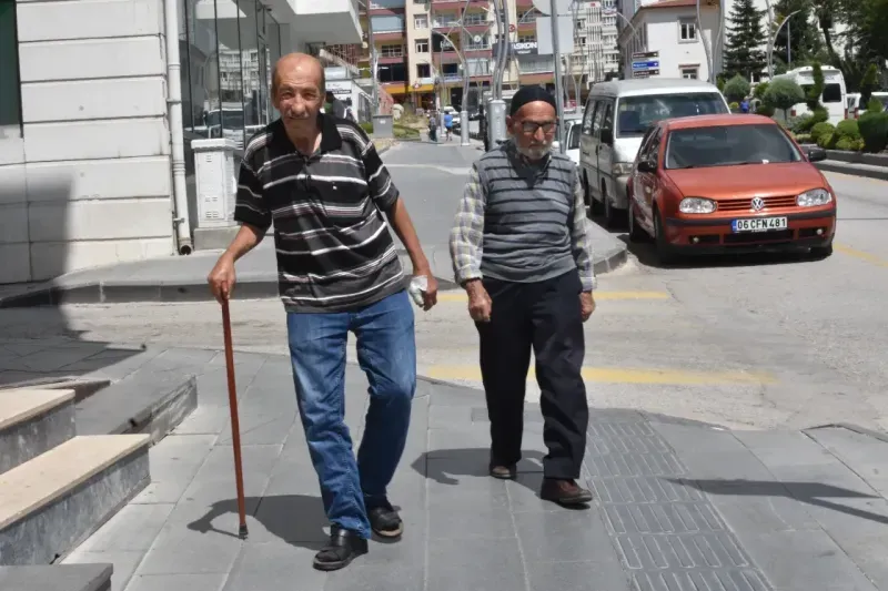 Yozgat'ın yaşlı meydanı: kimisi sabah namazında kimisi akşam serinliğinde geliyor! 9