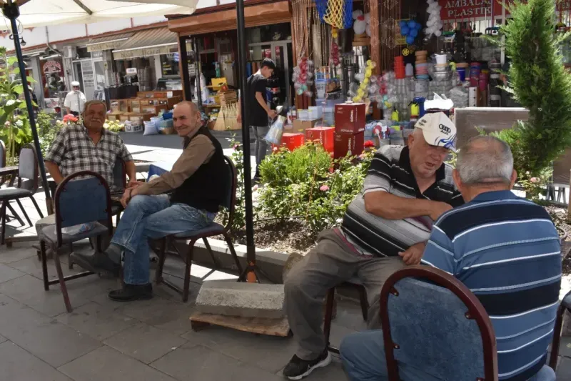 Yozgat'ın yaşlı meydanı: kimisi sabah namazında kimisi akşam serinliğinde geliyor! 11