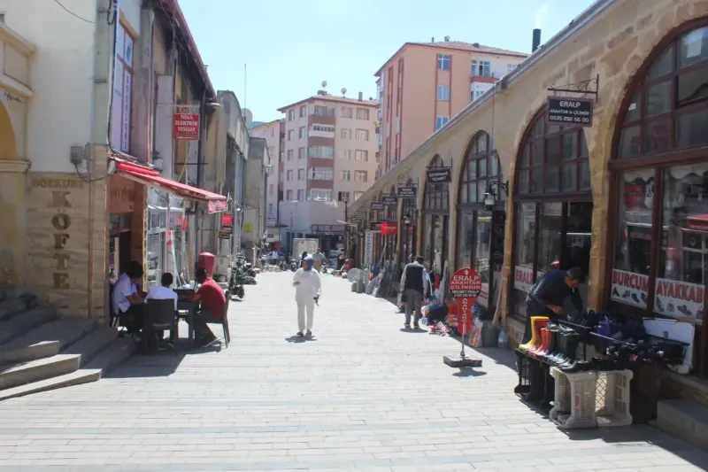 Yozgat’ın Tarihi Dokusu Tenekeciler Arastasında canlanıyor 7
