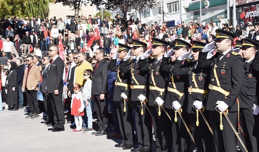 Cumhuriyet Meydanı'nda Tarihi Kalabalık: Yozgat'ta 29 Ekim Coşkusu! 4