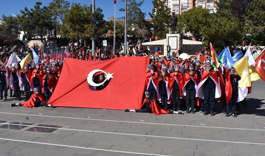 Cumhuriyet Meydanı'nda Tarihi Kalabalık: Yozgat'ta 29 Ekim Coşkusu! 3