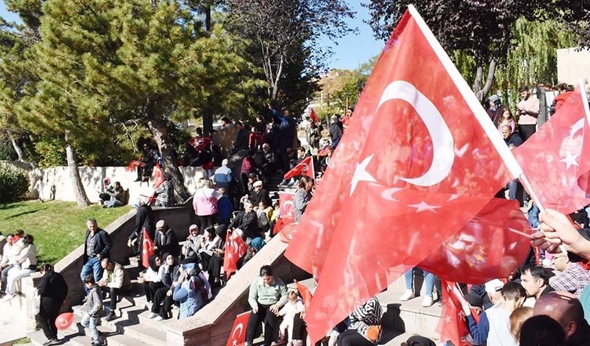 Cumhuriyet Meydanı'nda Tarihi Kalabalık: Yozgat'ta 29 Ekim Coşkusu! 1