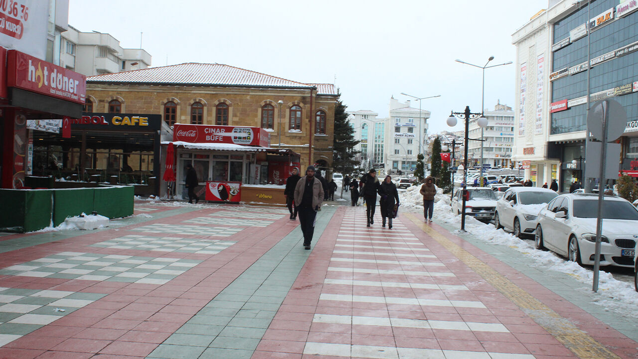 Yozgat’ta kar bu caddeye çok yakıştı! 7