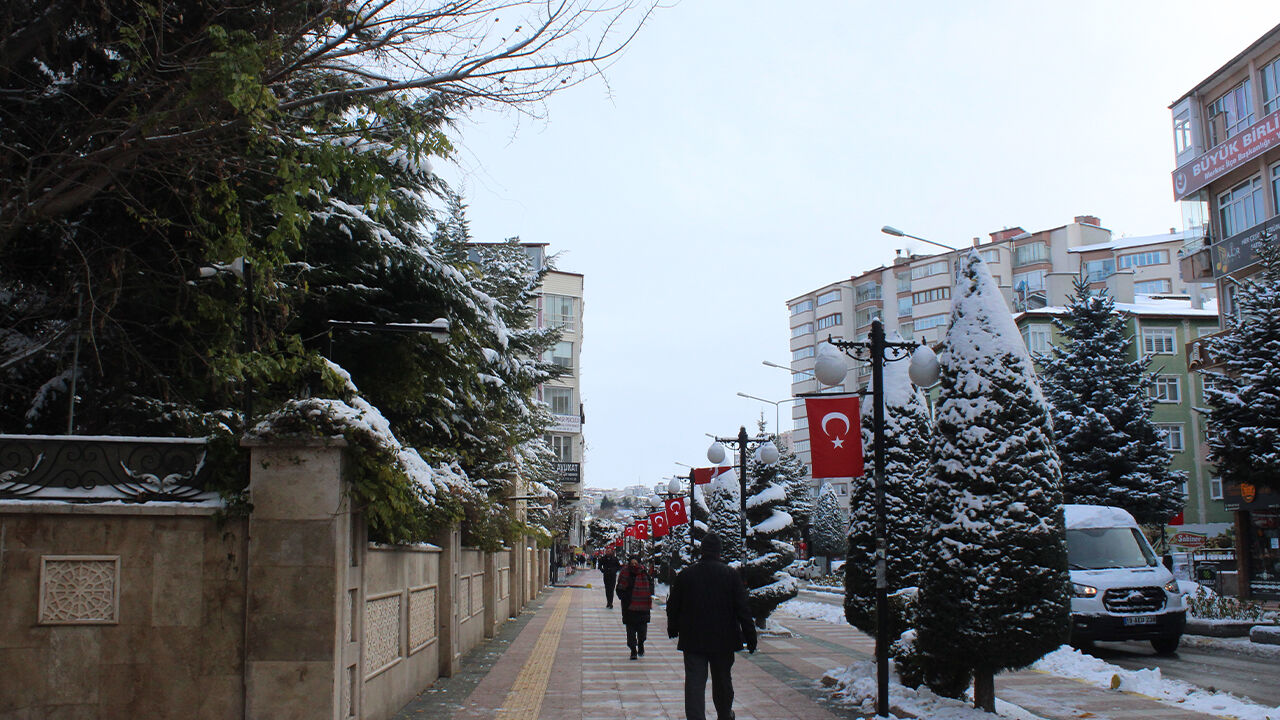 Yozgat’ta kar bu caddeye çok yakıştı! 6