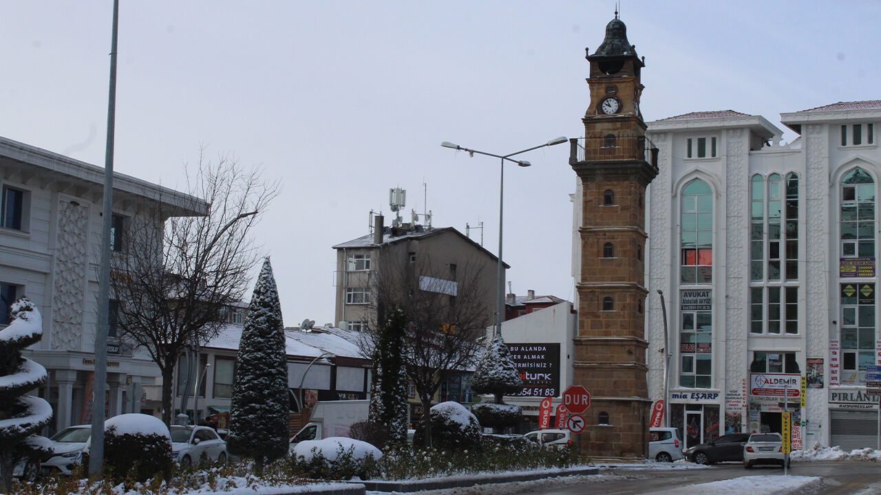 Yozgat’ta kar bu caddeye çok yakıştı! 2