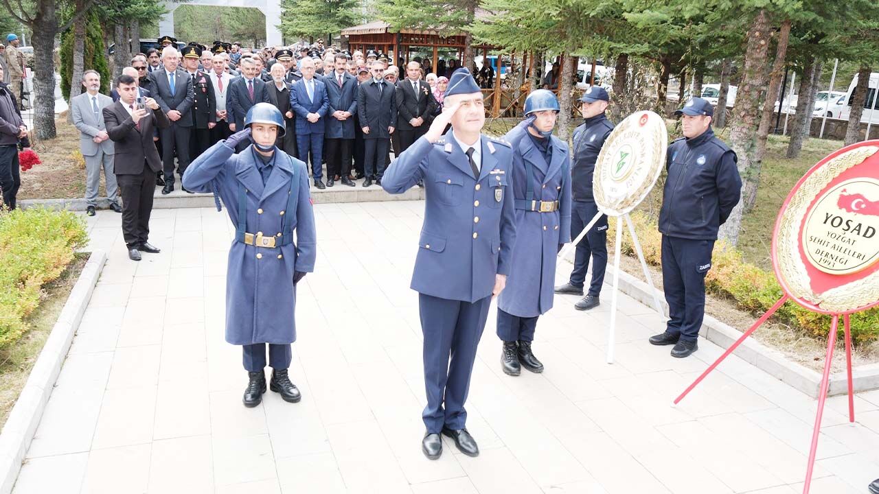 Yozgat’ta Çanakkale Zaferi'nin 110. Yıl Dönümünde Şehitler Anıtı'na Çelenk Sunuldu! 4