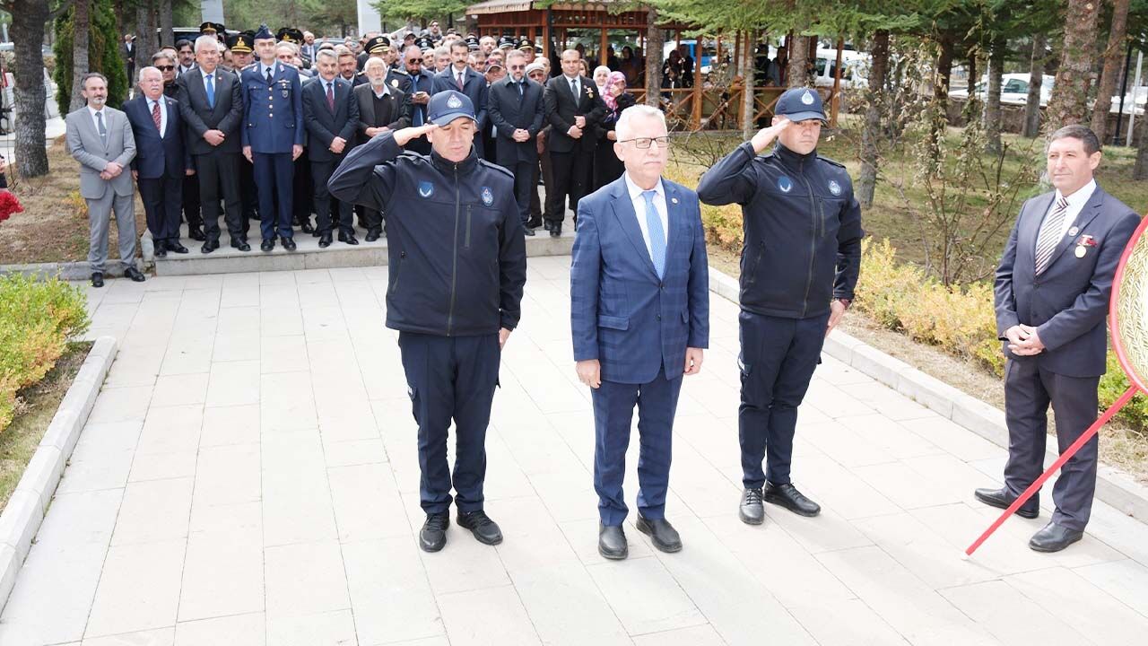 Yozgat’ta Çanakkale Zaferi'nin 110. Yıl Dönümünde Şehitler Anıtı'na Çelenk Sunuldu! 3