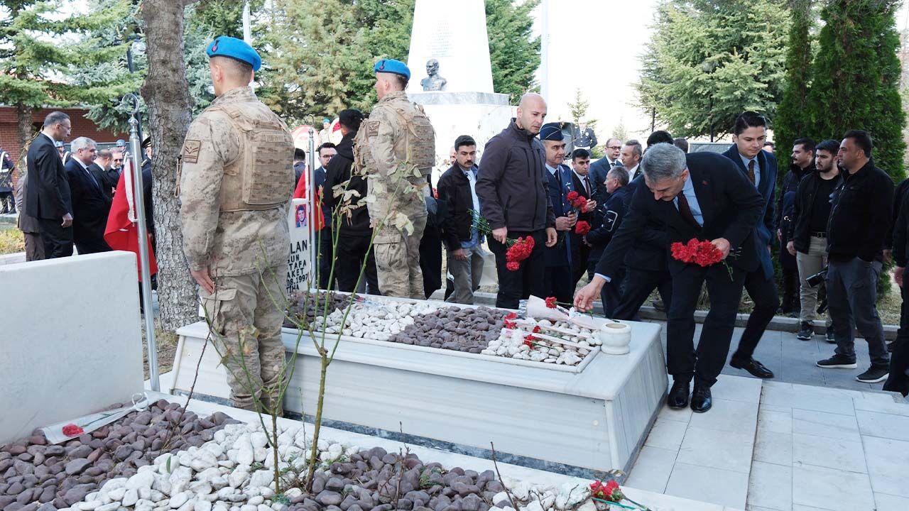 Yozgat’ta Çanakkale Zaferi'nin 110. Yıl Dönümünde Şehitler Anıtı'na Çelenk Sunuldu! 7