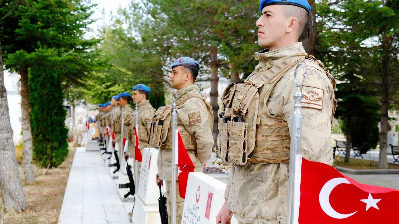 Yozgat’ta Çanakkale Zaferi'nin 110. Yıl Dönümünde Şehitler Anıtı'na Çelenk Sunuldu! 8