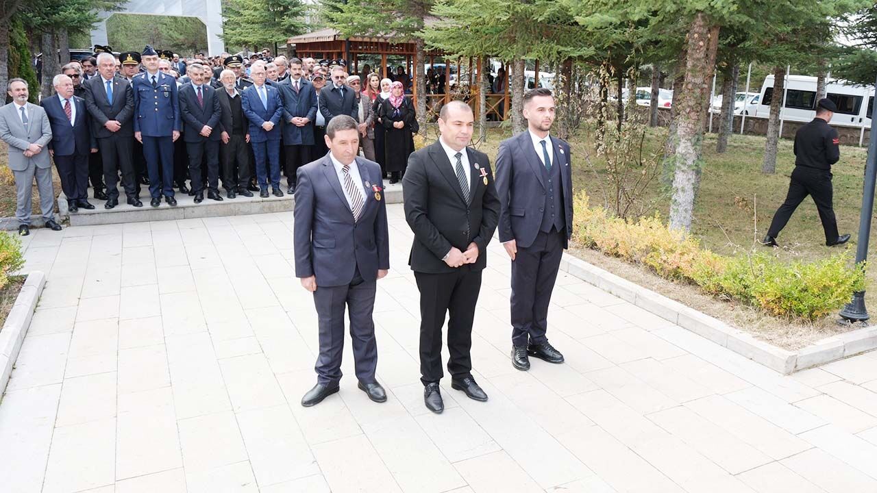 Yozgat’ta Çanakkale Zaferi'nin 110. Yıl Dönümünde Şehitler Anıtı'na Çelenk Sunuldu! 5