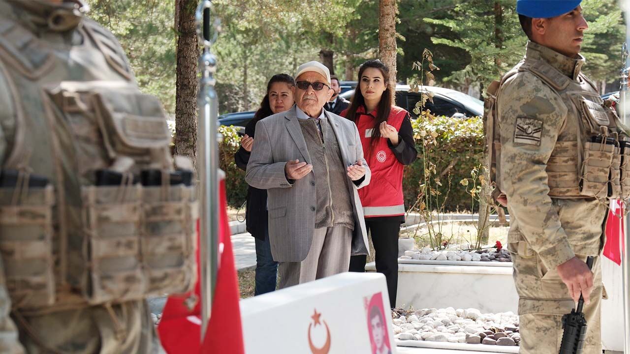 Yozgat’ta Çanakkale Zaferi'nin 110. Yıl Dönümünde Şehitler Anıtı'na Çelenk Sunuldu! 6