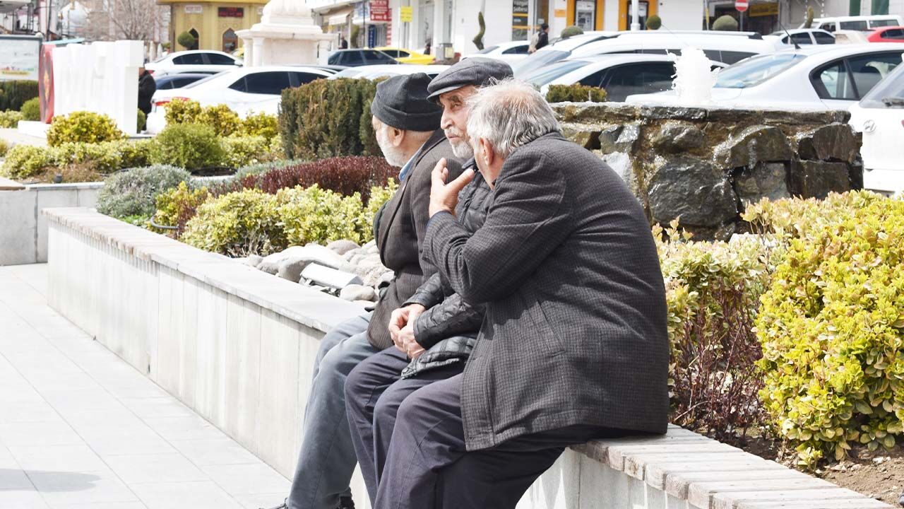 Yozgat Meydanından Zamanı Sayanlar: Tarihi Kulenin Gölgesinde Geçen Ömür! 4