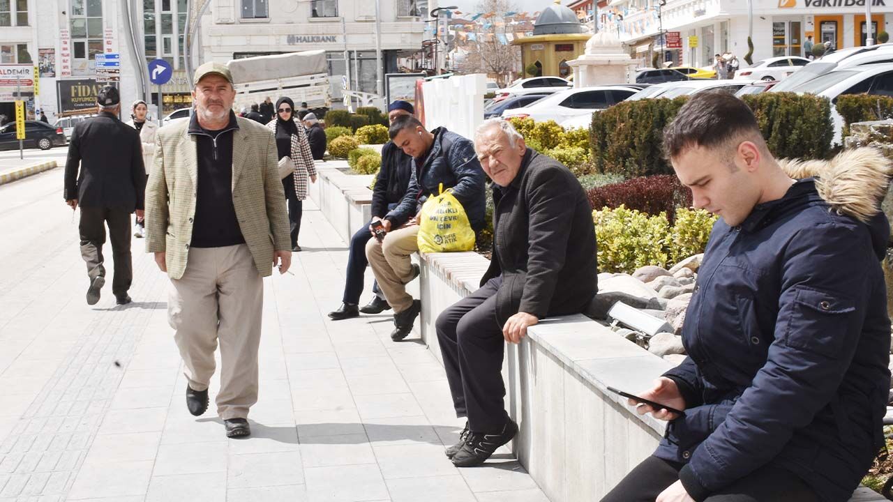 Yozgat Meydanından Zamanı Sayanlar: Tarihi Kulenin Gölgesinde Geçen Ömür! 3