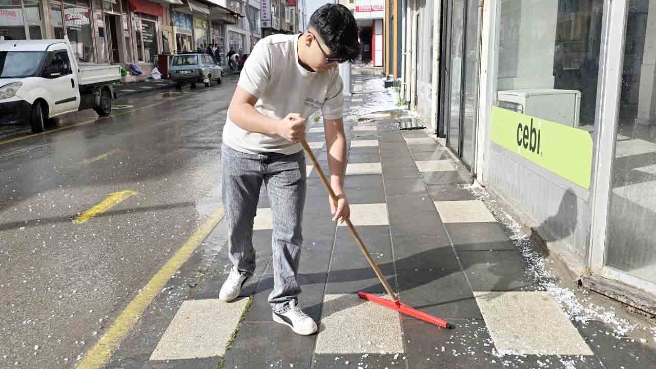 Yozgat’ta gökten felaket yağdı: Ceviz büyüklüğünde dolu can ve mal güvenliğini tehdit etti 7