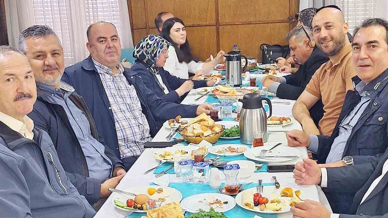 Sorgunlular Kahvaltıda Buluştu: Kitaplar, Sohbetler ve Yozgatlılık! 7