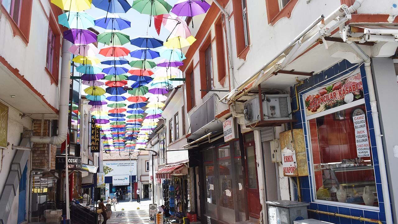 Yozgat’ın Süsler Sokak’ı Renkli Şemsiyelerle Daha Renkli! 2