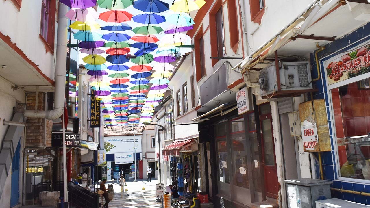 Yozgat’ın Süsler Sokak’ı Renkli Şemsiyelerle Daha Renkli! 3
