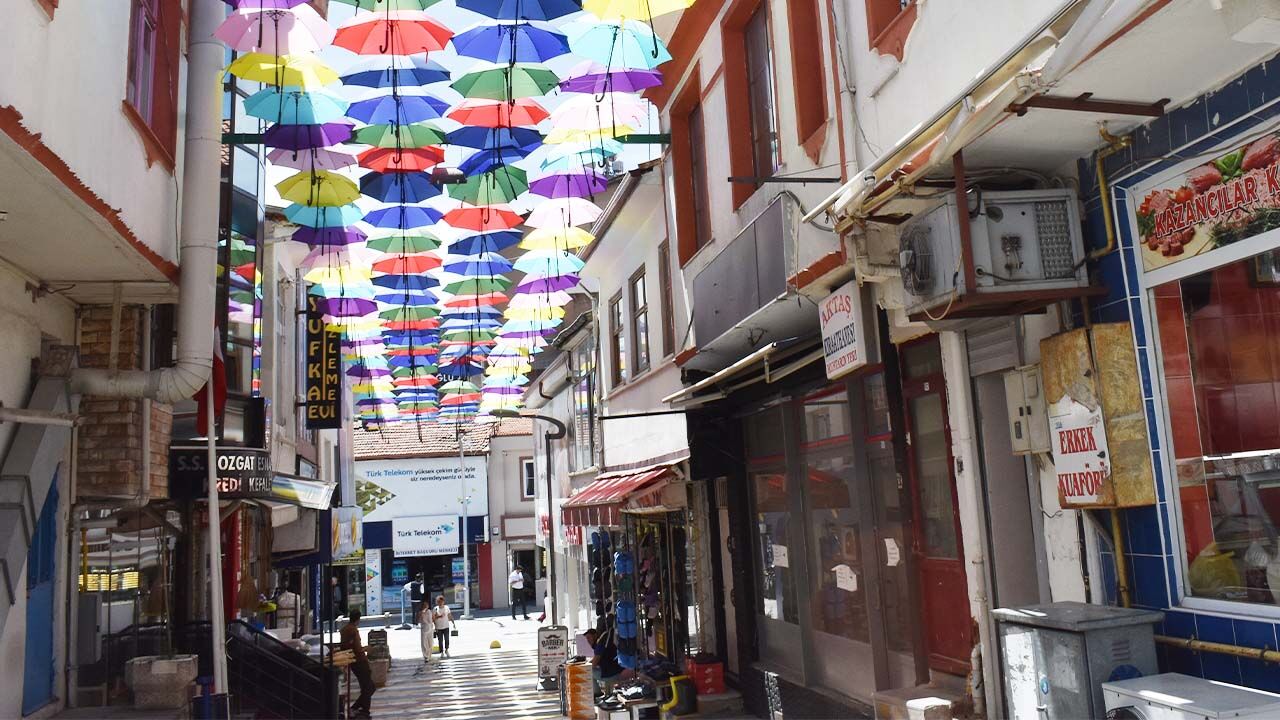 Yozgat’ın Süsler Sokak’ı Renkli Şemsiyelerle Daha Renkli! 1