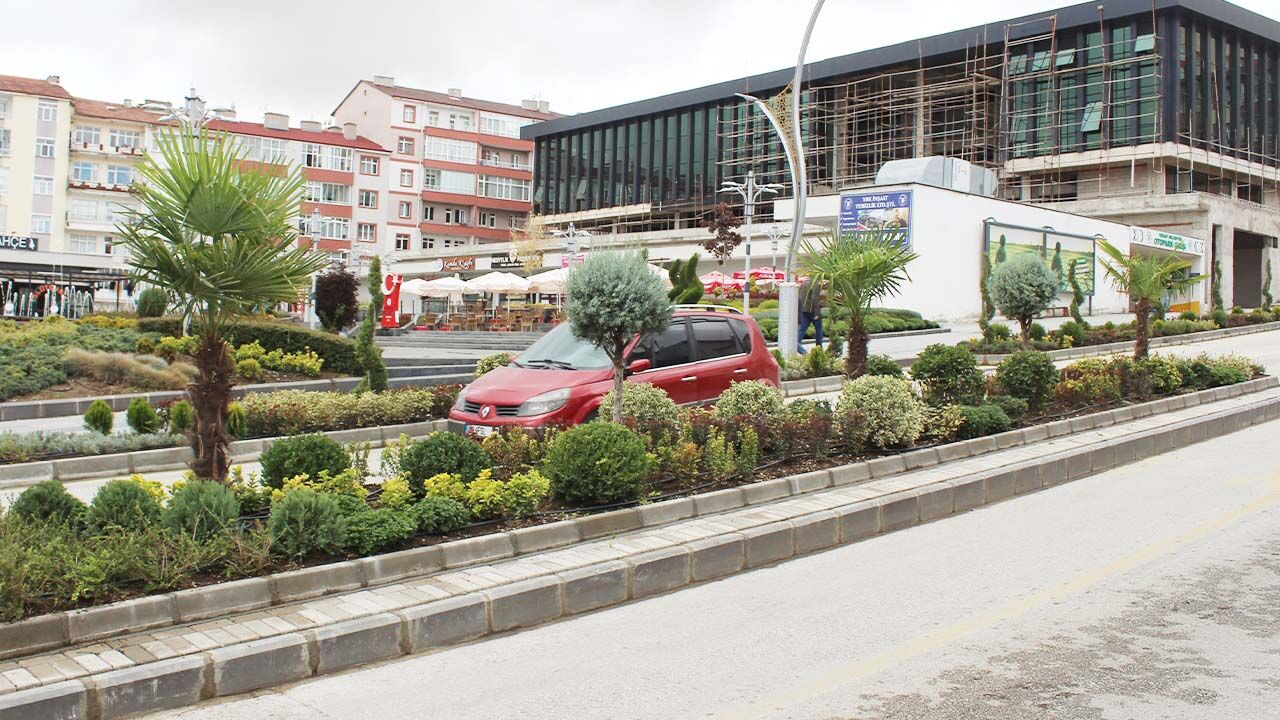 Yozgat’ta Antalya Esintisi! Şehrin Meydanına Diktiler… 4