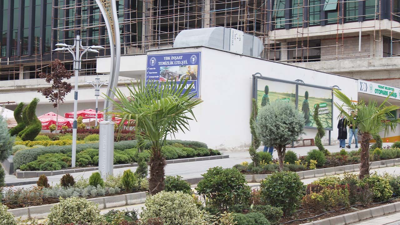 Yozgat’ta Antalya Esintisi! Şehrin Meydanına Diktiler… 1