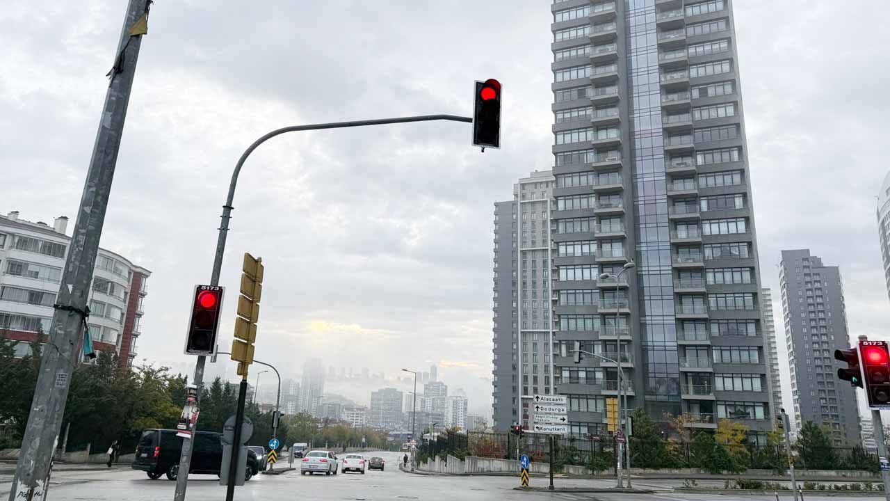 Ankara Griye Büründü: Çayyolu ve Ümitköy’de Yoğun Sis Manzarası 2