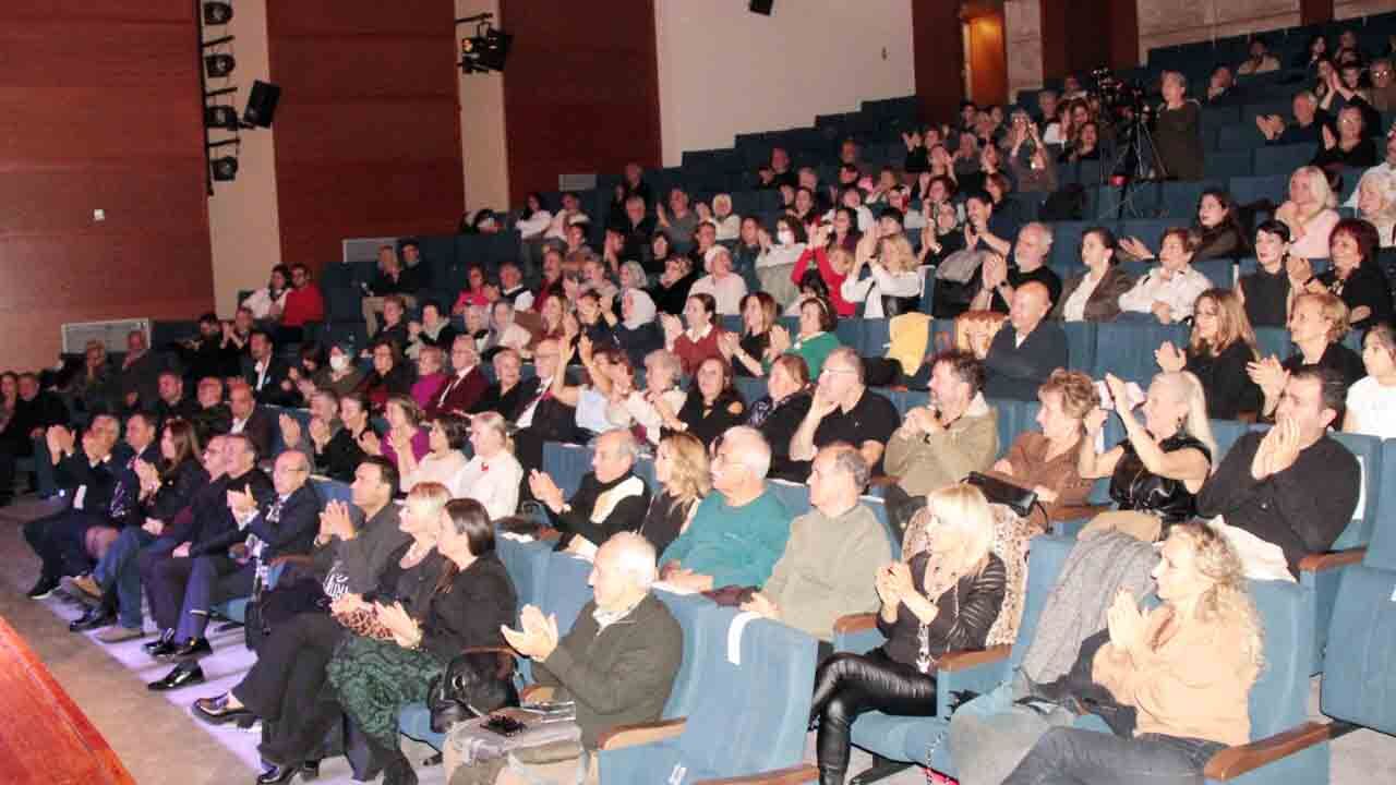 Murat Seçkin TSM Topluluğu'nun "Şarkıların Rengi" ismiyle verdiği konser, yoğun katılımla, çok büyük ilgi gördü 1