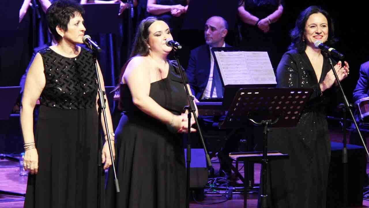 Murat Seçkin TSM Topluluğu'nun "Şarkıların Rengi" ismiyle verdiği konser, yoğun katılımla, çok büyük ilgi gördü 12