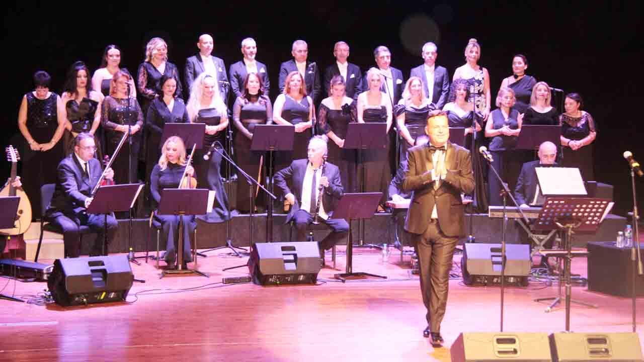 Murat Seçkin TSM Topluluğu'nun "Şarkıların Rengi" ismiyle verdiği konser, yoğun katılımla, çok büyük ilgi gördü 10