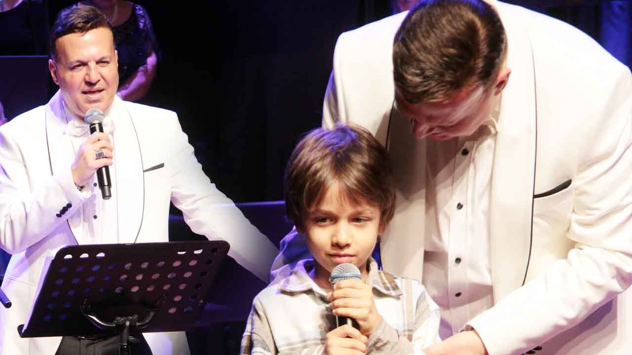 Murat Seçkin TSM Topluluğu'nun "Şarkıların Rengi" ismiyle verdiği konser, yoğun katılımla, çok büyük ilgi gördü 11