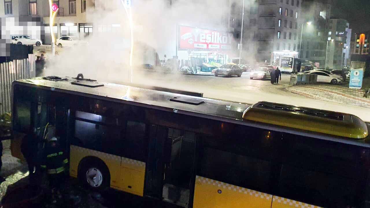 Yozgat’ta park halindeki özel halk otobüsü alev alev yandı 2