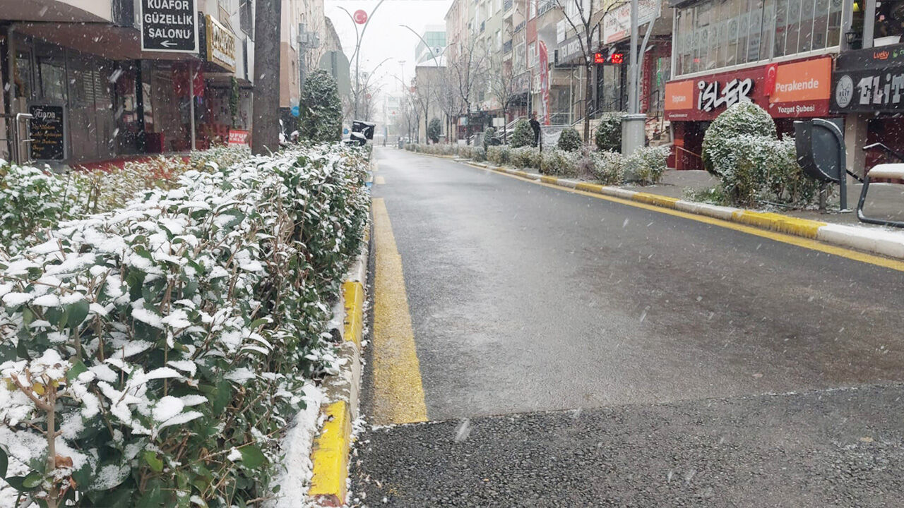 Yozgat’ta hava sıcaklıkları düştü kent beyaza büründü 6