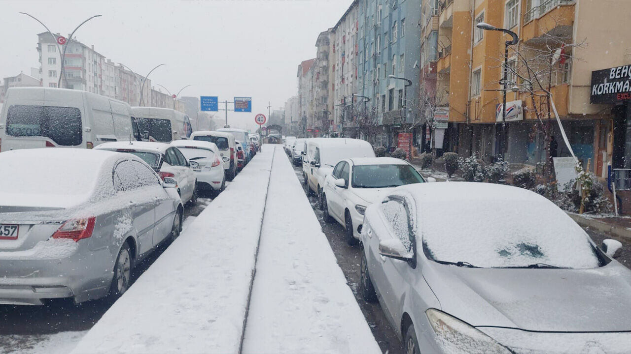 Yozgat’ta hava sıcaklıkları düştü kent beyaza büründü 5