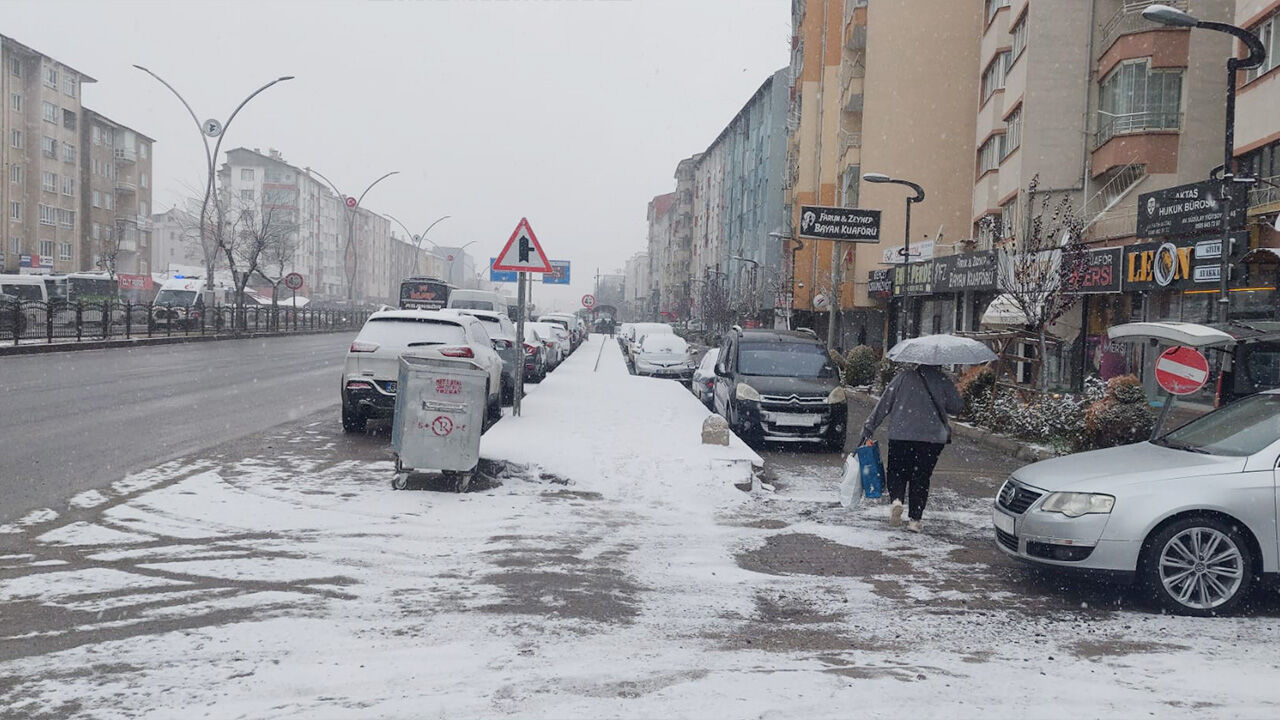 Yozgat’ta hava sıcaklıkları düştü kent beyaza büründü 3