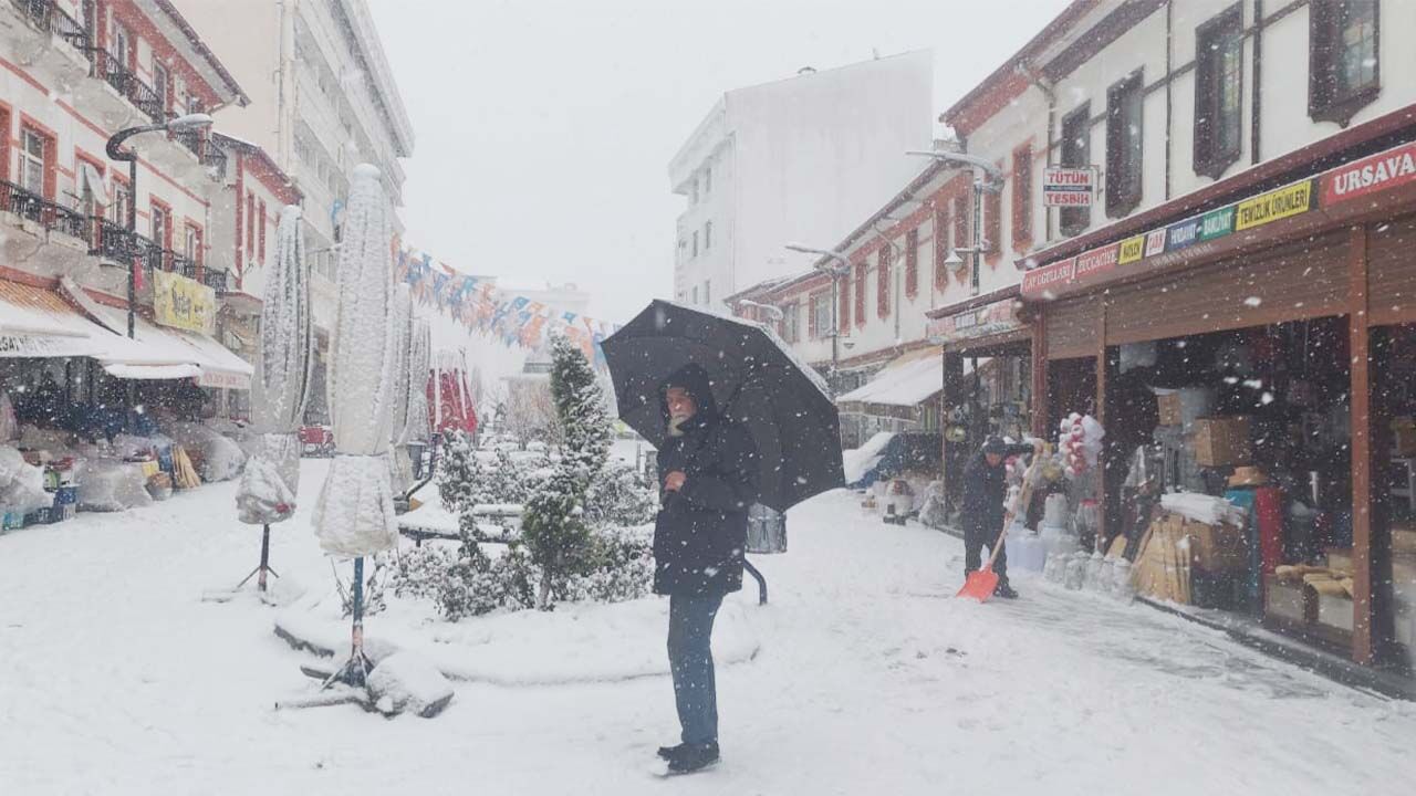 Yozgat’ta Kar Etkisini Artırdı: Kartpostallık Görüntüler Büyüledi! 5