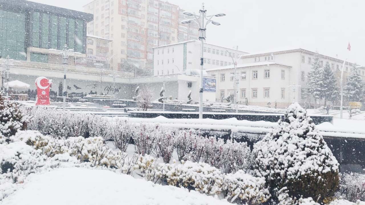 Yozgat’ta Kar Etkisini Artırdı: Kartpostallık Görüntüler Büyüledi! 2