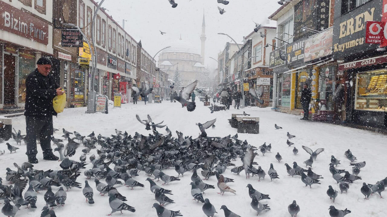Yozgat’a beyaz örtü çok yakıştı! Sarraflar Caddesi’nde Kar ve Merhamet Aynı Karede 3
