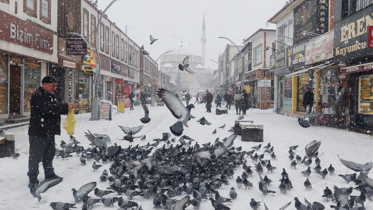 Yozgat’a beyaz örtü çok yakıştı! Sarraflar Caddesi’nde Kar ve Merhamet Aynı Karede 2