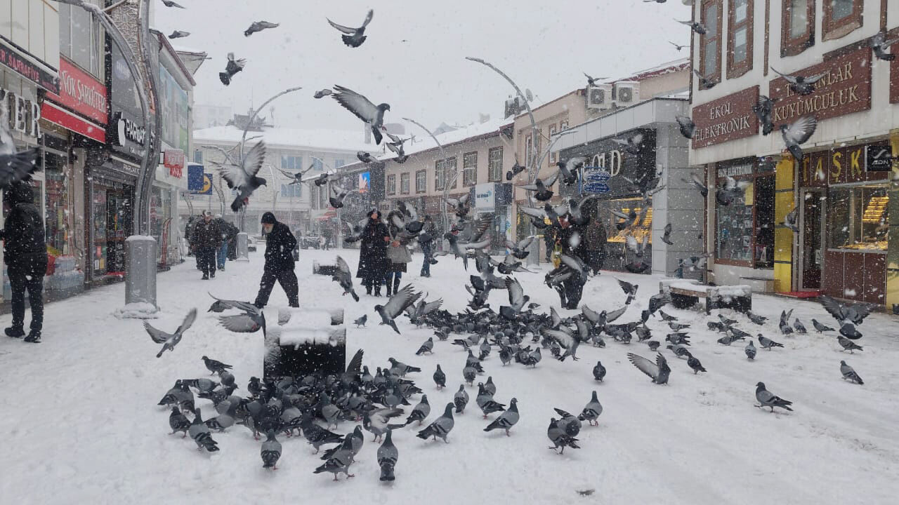 Yozgat’a beyaz örtü çok yakıştı! Sarraflar Caddesi’nde Kar ve Merhamet Aynı Karede 4