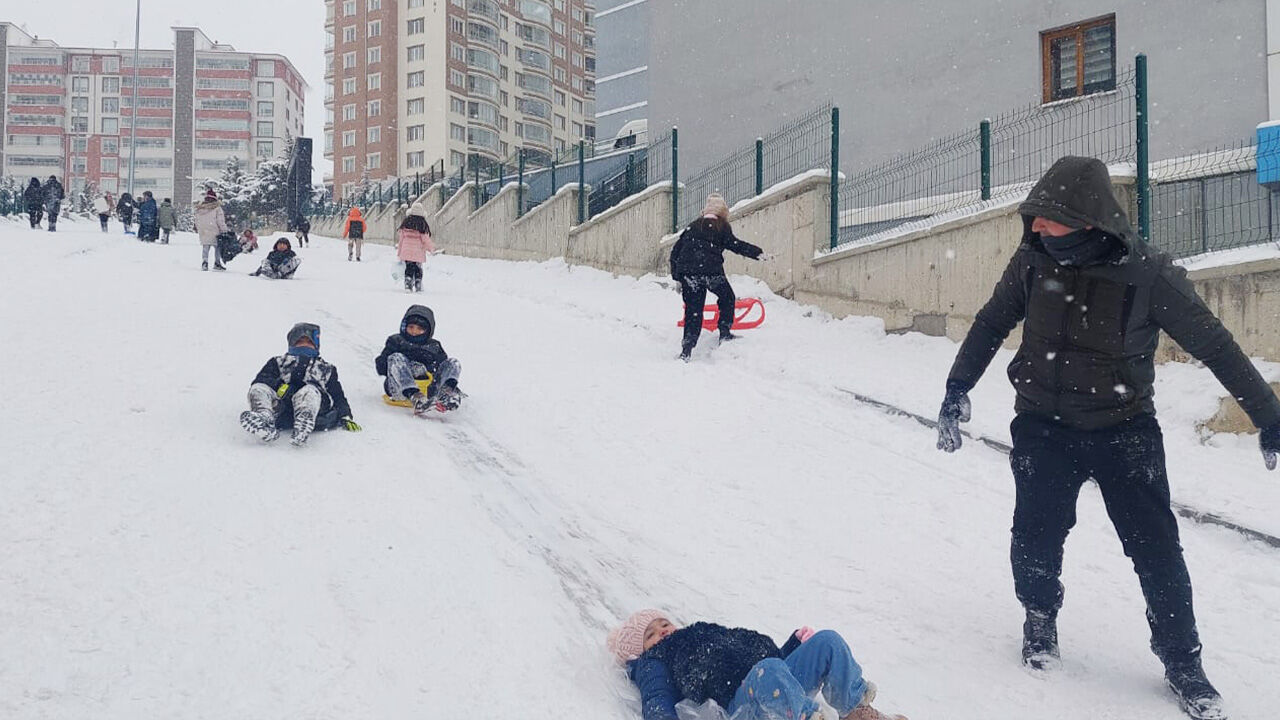 Yozgat’ta kar yağışı eğlenceye dönüştü 5
