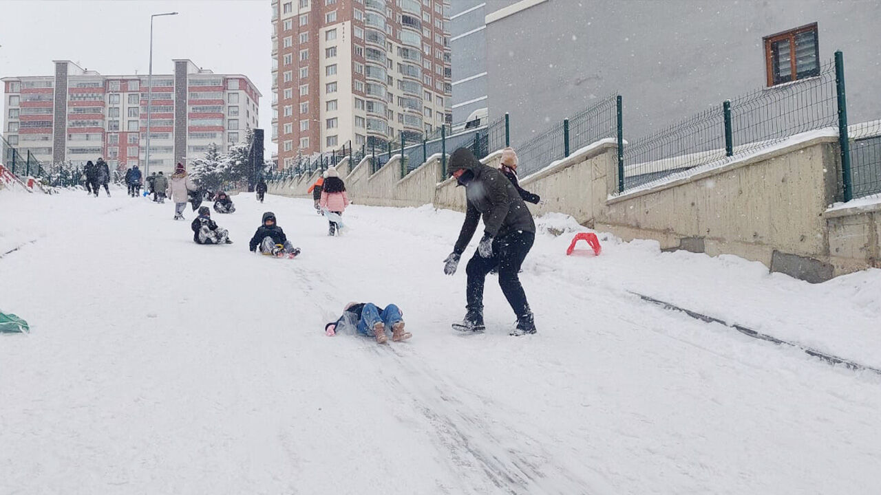 Yozgat’ta kar yağışı eğlenceye dönüştü 6