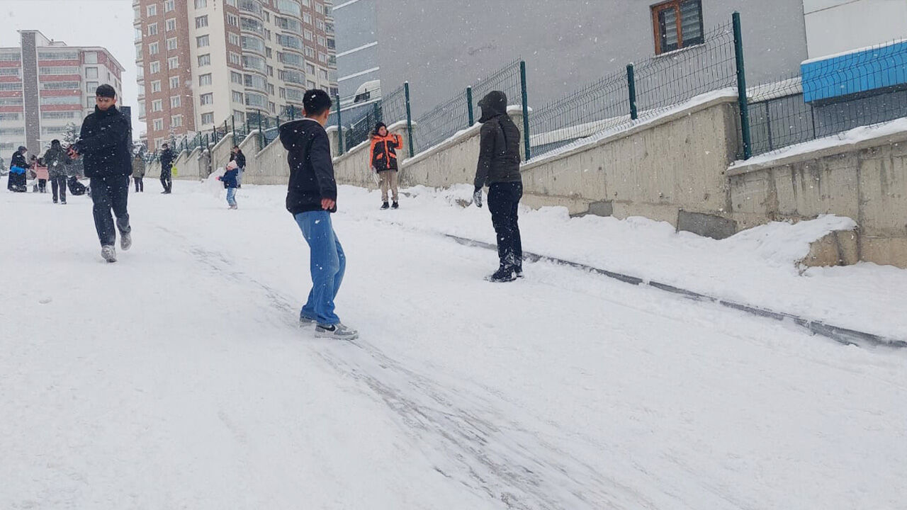 Yozgat’ta kar yağışı eğlenceye dönüştü 11