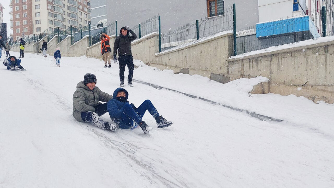 Yozgat’ta kar yağışı eğlenceye dönüştü 10