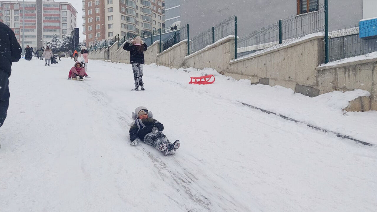 Yozgat’ta kar yağışı eğlenceye dönüştü 9