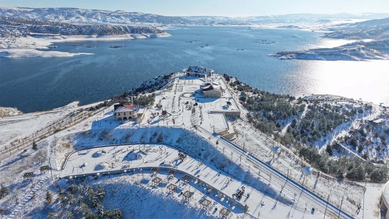 Kar Yağışı Çekerek’i Beyaza Boyadı, Ortaya Eşsiz Manzaralar Çıktı 3