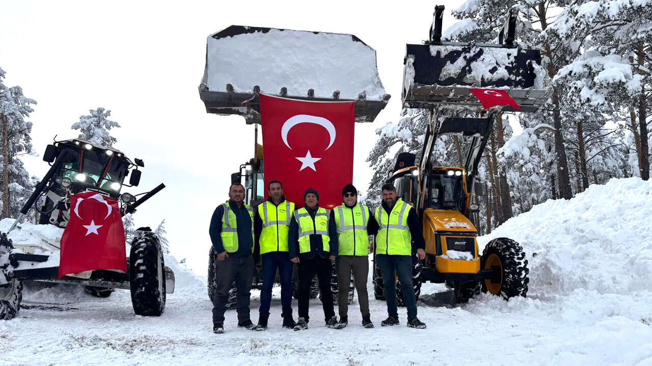 Akdağmadeni'nde Son Köy Yolu Açıldı: Türk Bayrağıyla Anlamlı Mesaj verildi 1